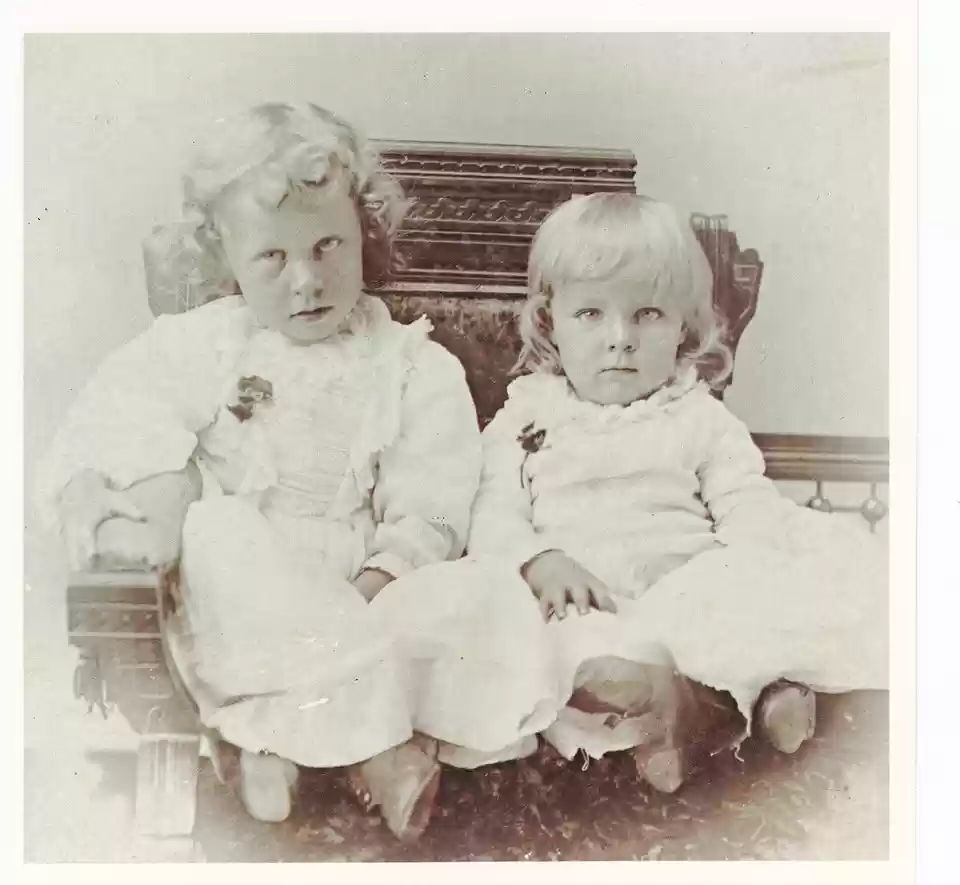 Loma Isabelle Dillon (left) and her sister Edith when they were small children. 1886 (about)